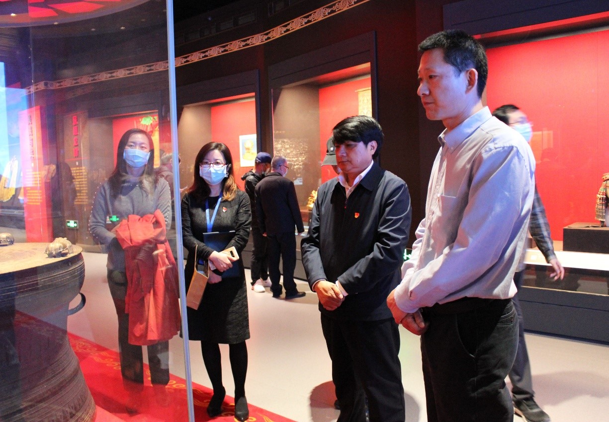 参观馆藏文物精品展