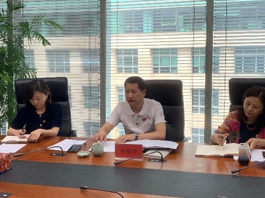 黄晓华同志做总结发言